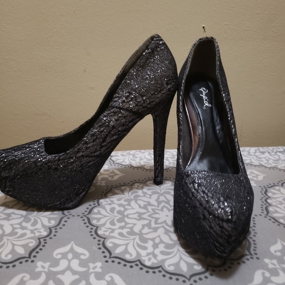 Heels - Picture 2 of 4